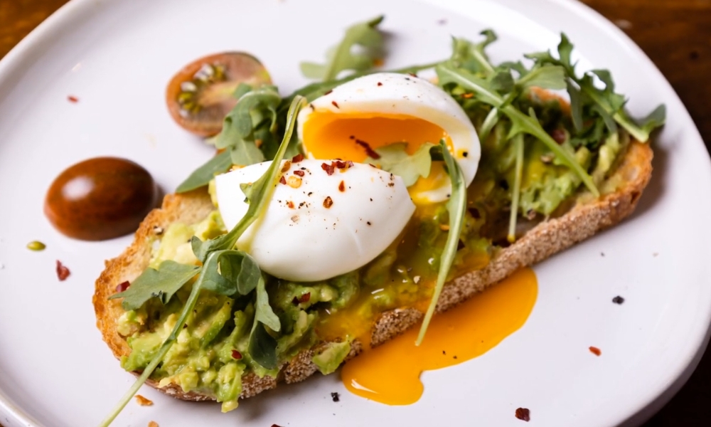 Sendvič sa avokadom i jajetom